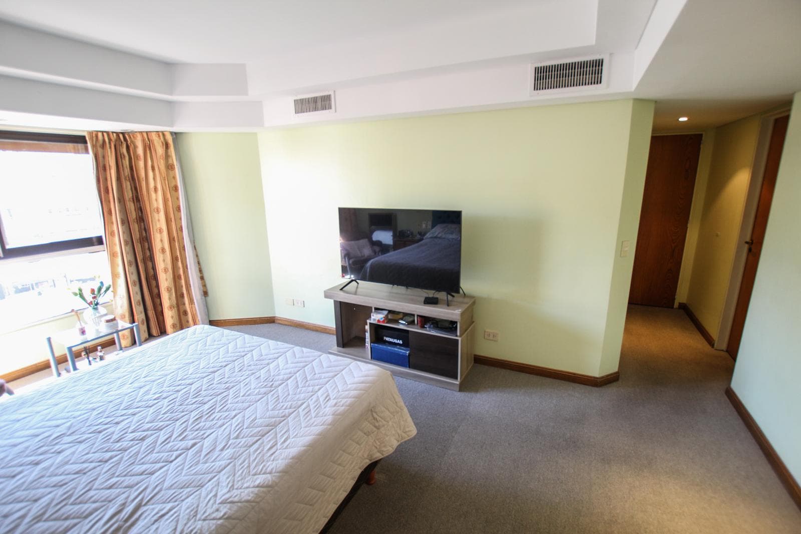 For Sale in Palermo Chico: 5-room apartment with staff quarters, parking spaces, and a storage room!