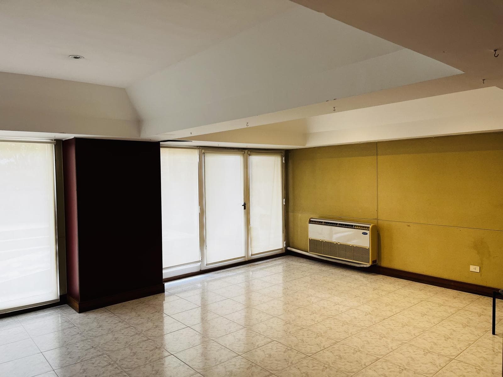 For Sale in Palermo Chico: 5-room apartment with staff quarters, parking spaces, and a storage room!
