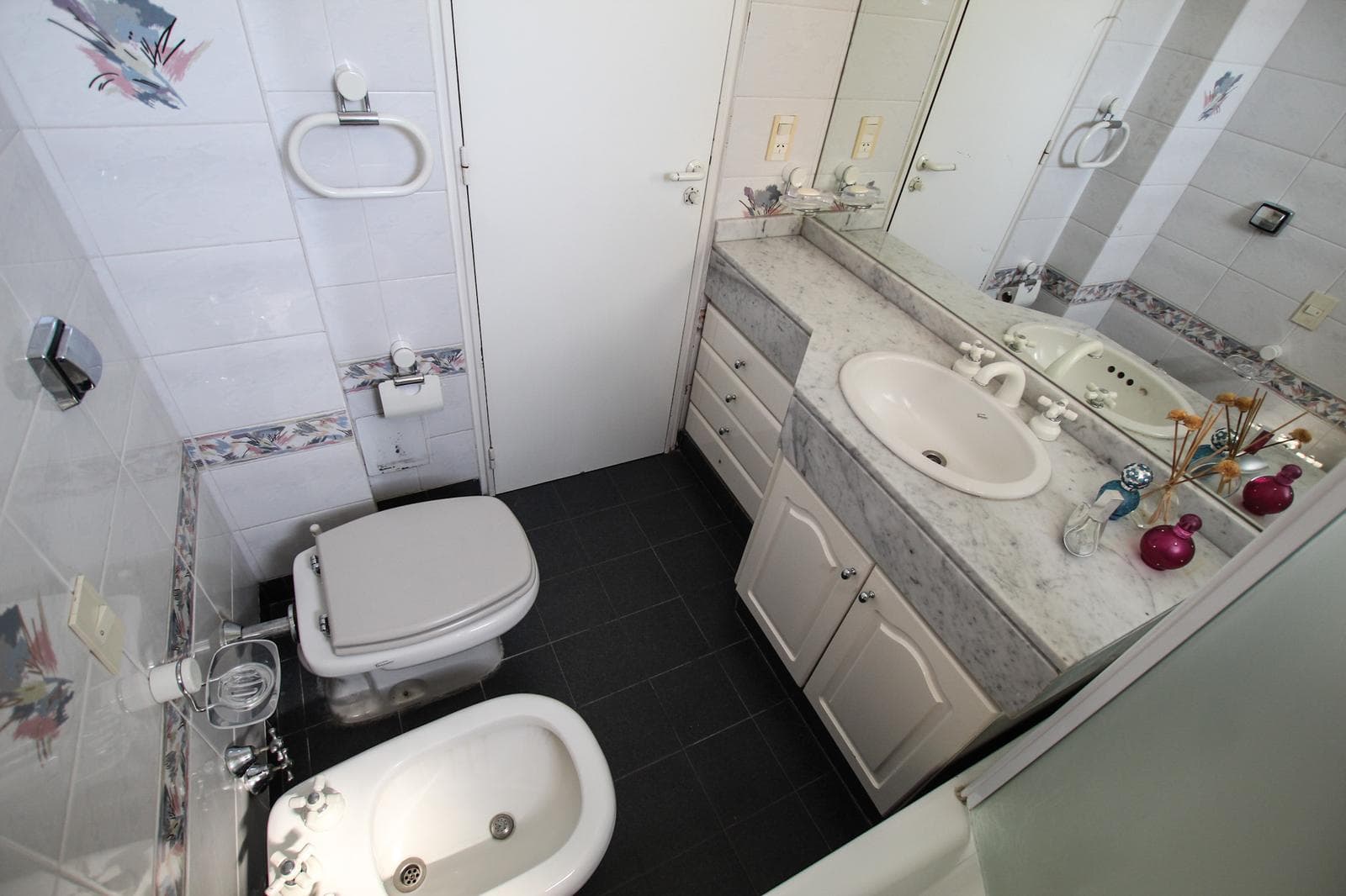 For Sale in Palermo Chico: 5-room apartment with staff quarters, parking spaces, and a storage room!