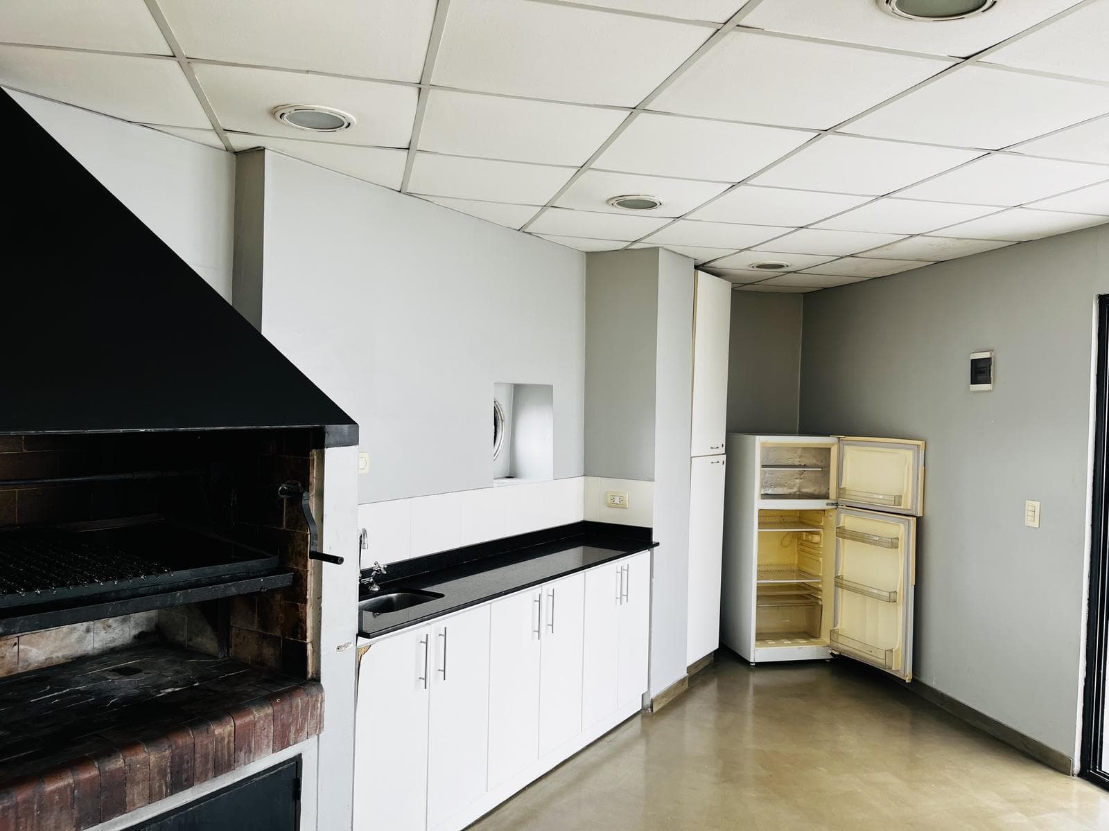 For Sale in Palermo Chico: 5-room apartment with staff quarters, parking spaces, and a storage room!