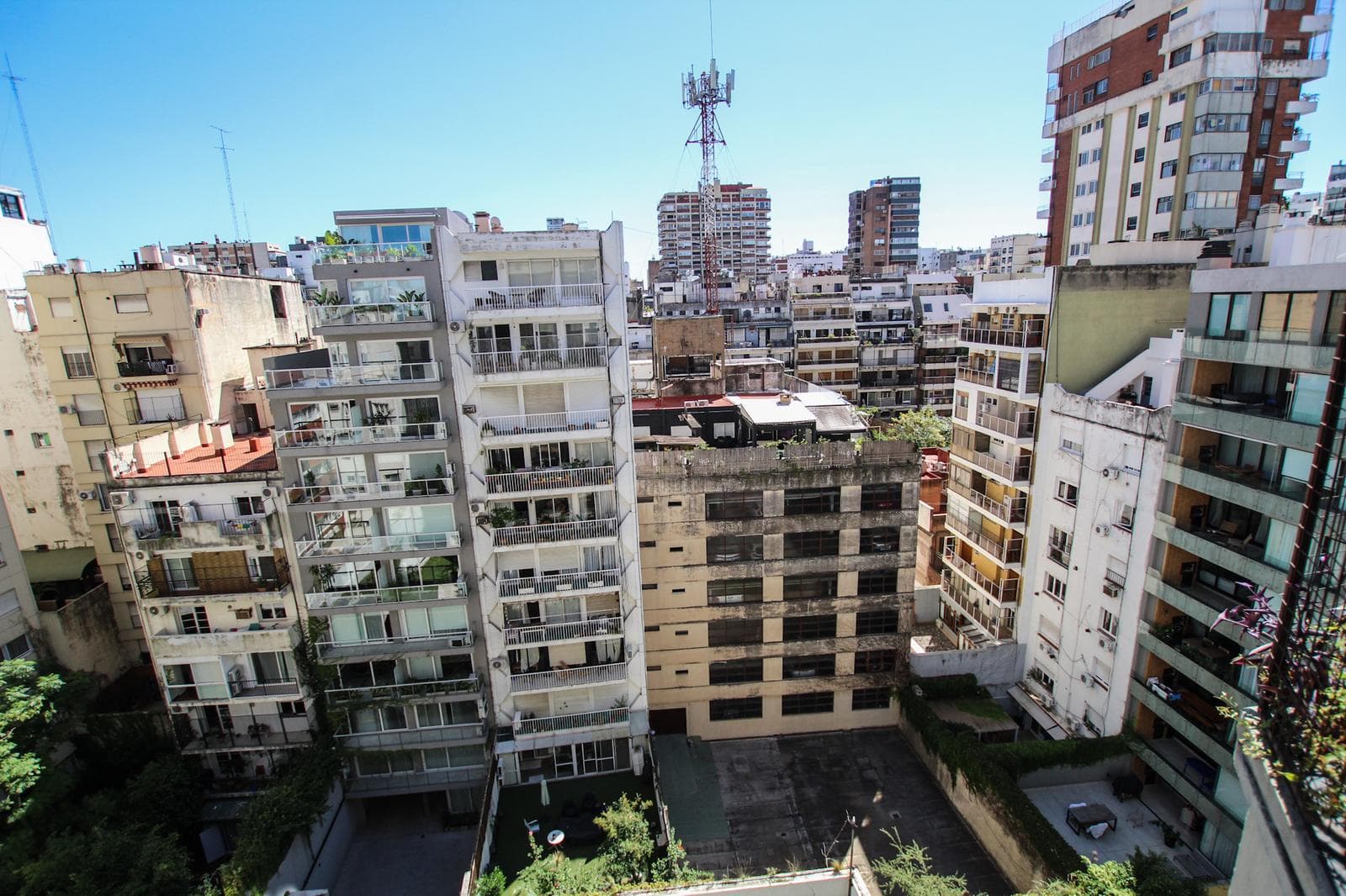 For Sale in Palermo Chico: 5-room apartment with staff quarters, parking spaces, and a storage room!