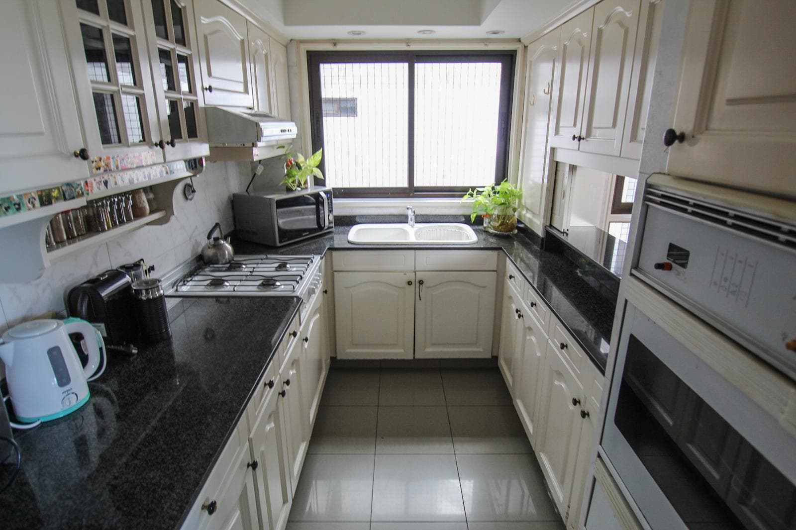 For Sale in Palermo Chico: 5-room apartment with staff quarters, parking spaces, and a storage room!