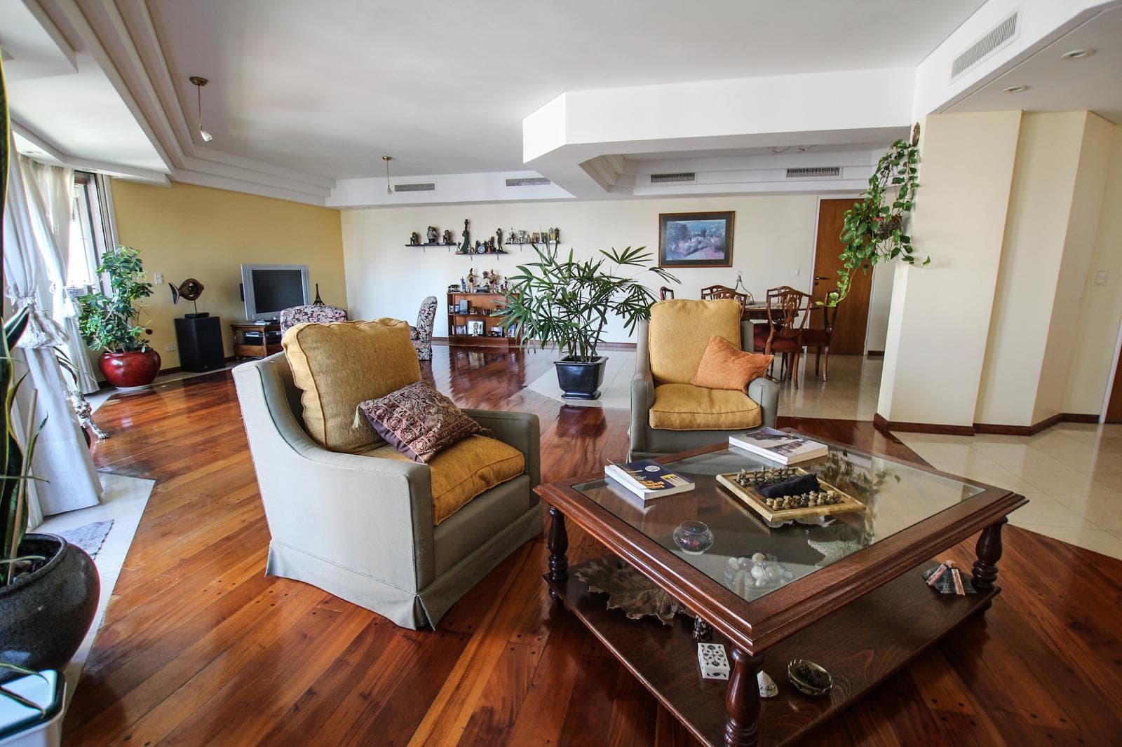 For Sale in Palermo Chico: 5-room apartment with staff quarters, parking spaces, and a storage room!