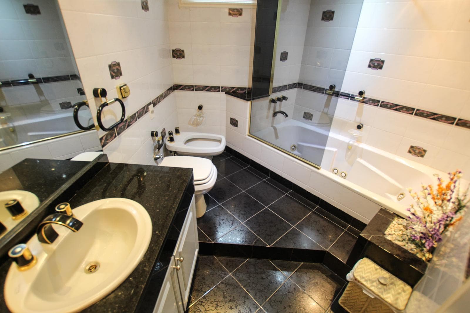 For Sale in Palermo Chico: 5-room apartment with staff quarters, parking spaces, and a storage room!