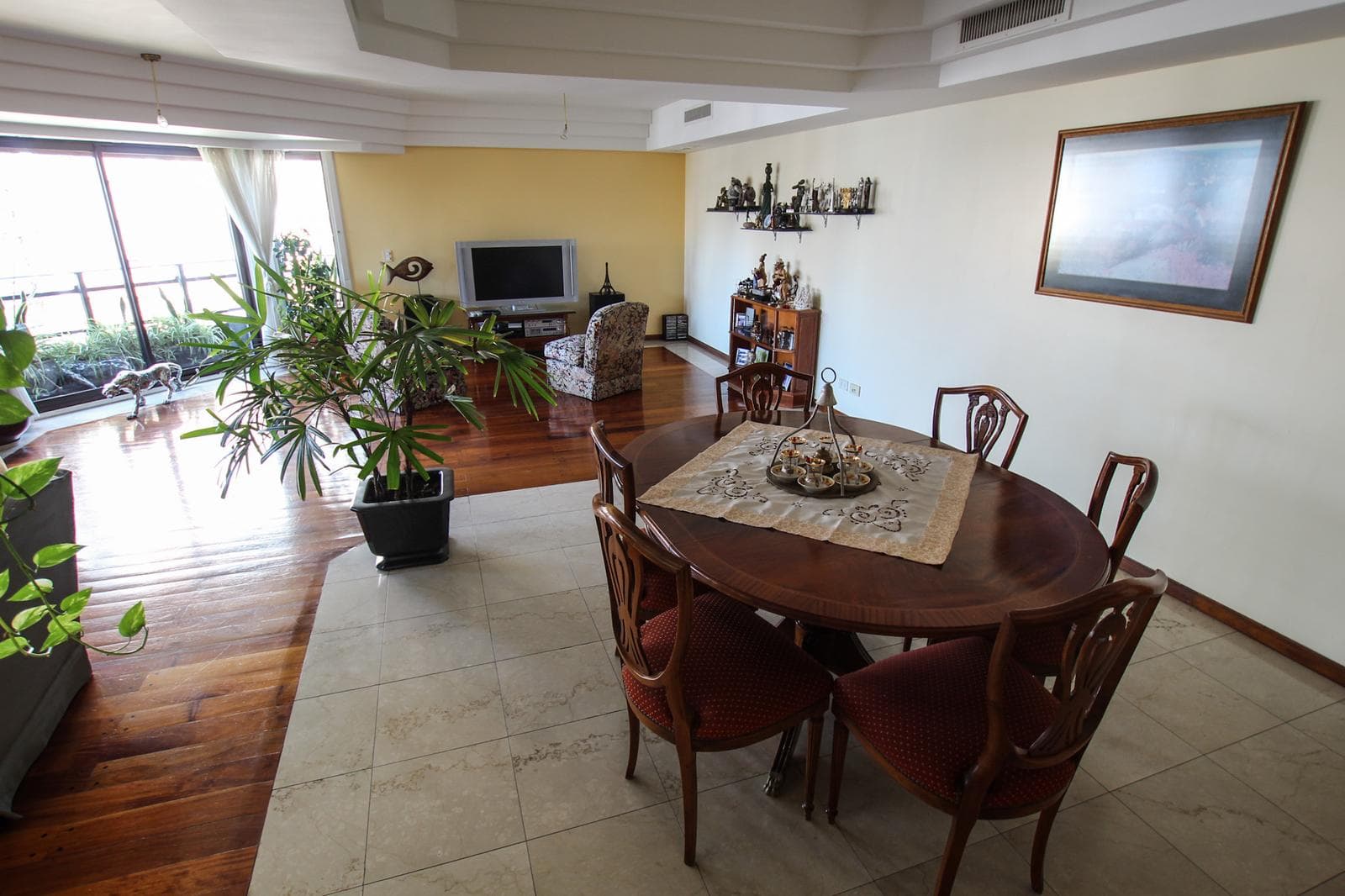 For Sale in Palermo Chico: 5-room apartment with staff quarters, parking spaces, and a storage room!