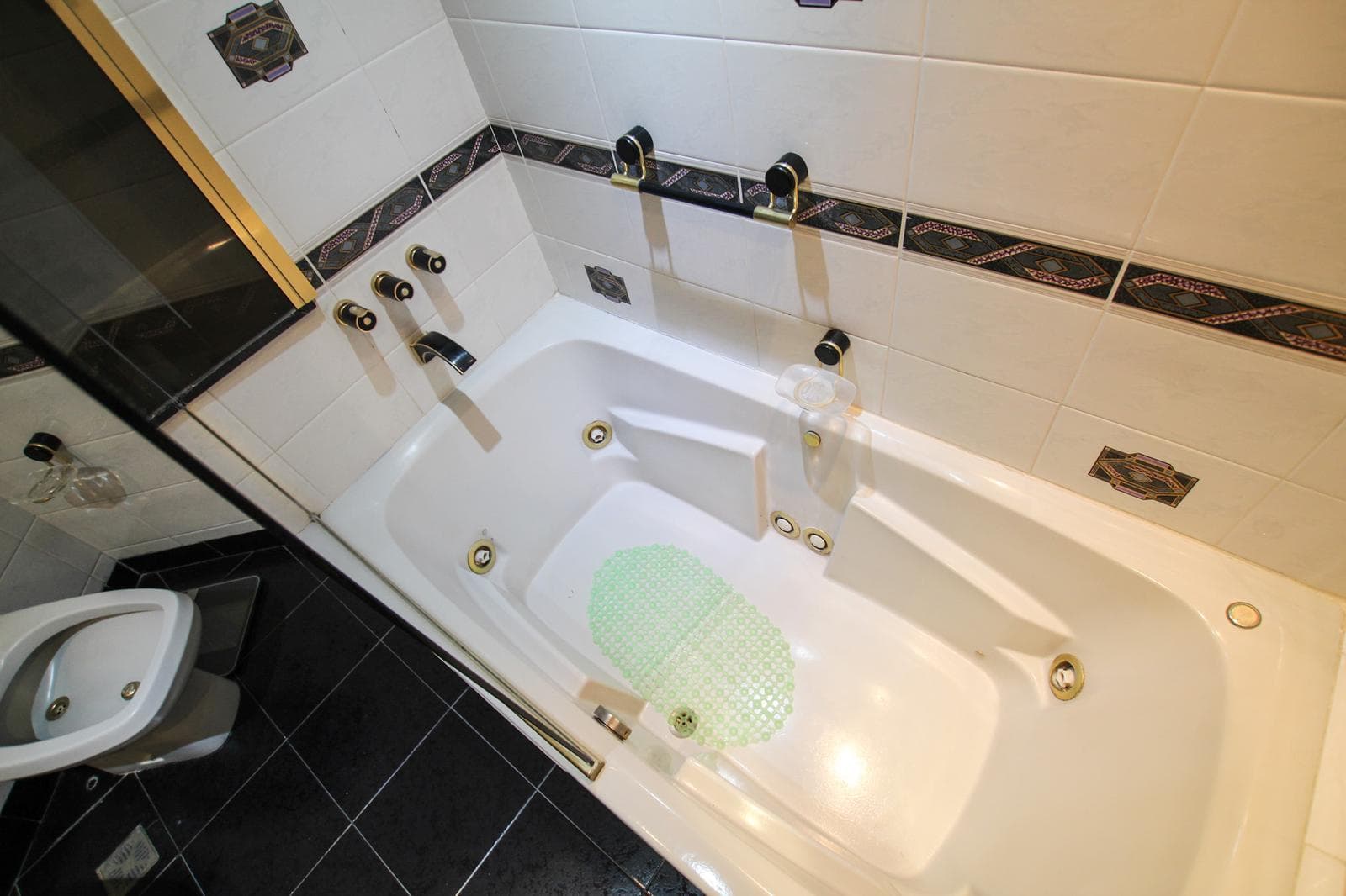 For Sale in Palermo Chico: 5-room apartment with staff quarters, parking spaces, and a storage room!
