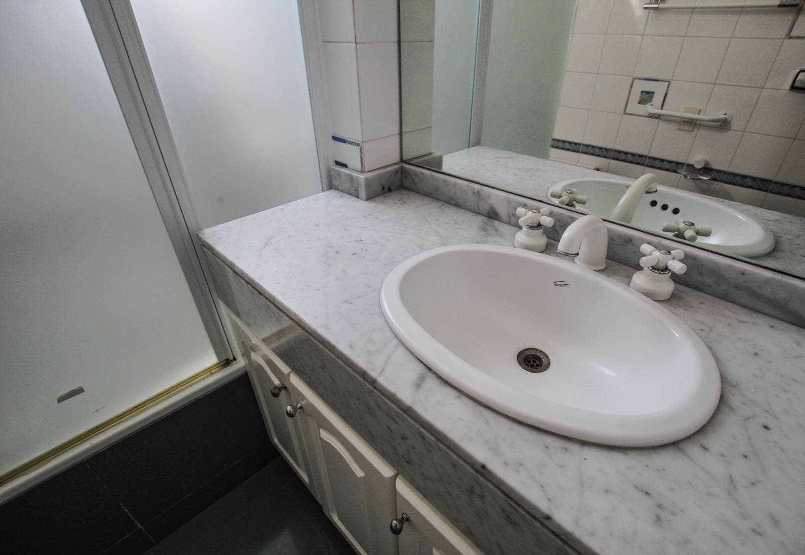For Sale in Palermo Chico: 5-room apartment with staff quarters, parking spaces, and a storage room!