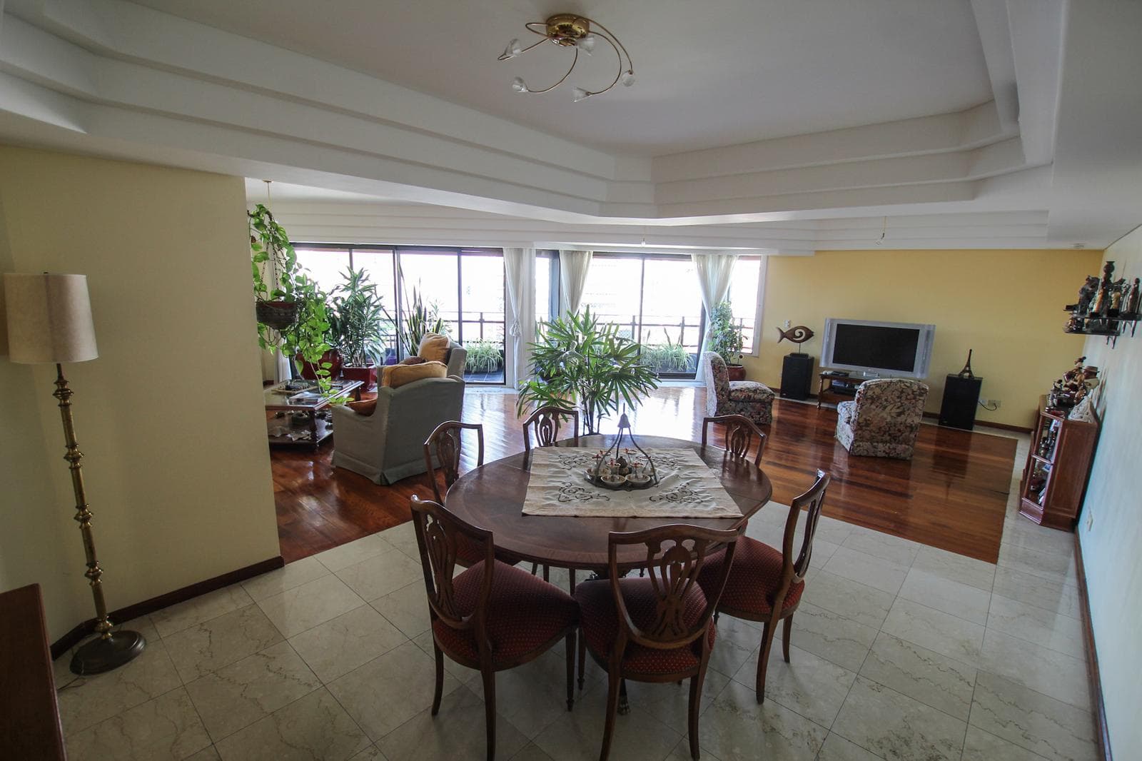 For Sale in Palermo Chico: 5-room apartment with staff quarters, parking spaces, and a storage room!