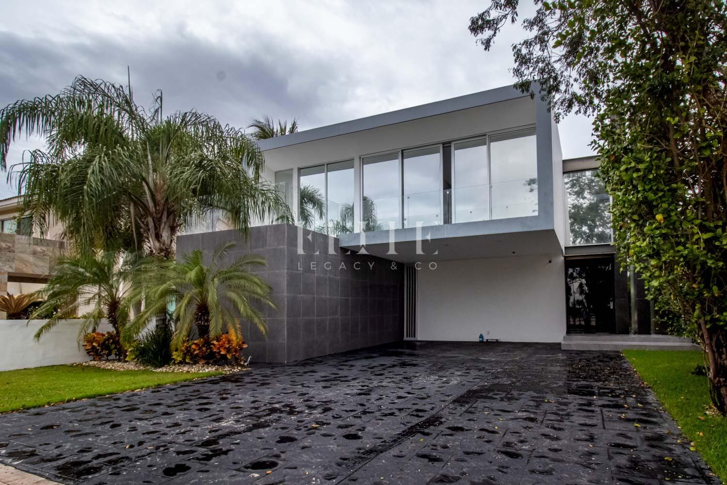 Casa de 4 Recámaras en Venta Frente a Lago en Lagos del Sol