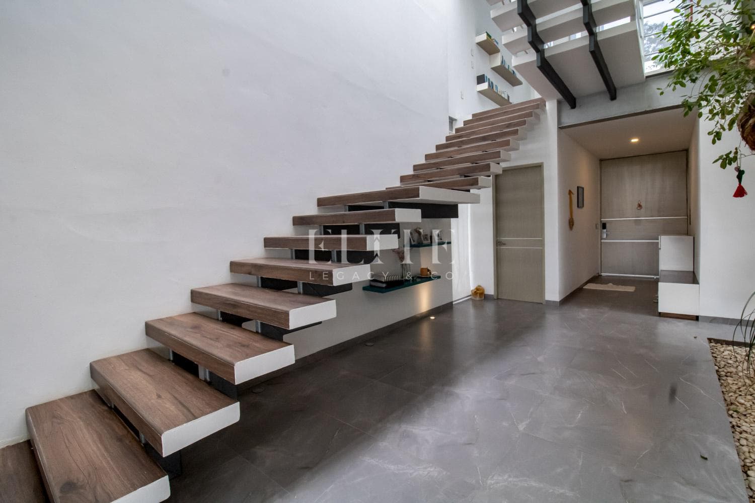 Casa de 4 Recámaras en Venta Frente a Lago en Lagos del Sol