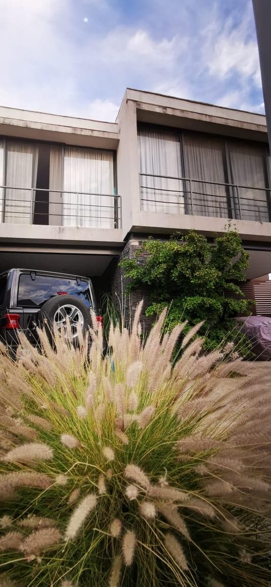 Casa en El Molino con 4 recámaras con baño y cuarto de TV, triple altura en Sala Principal