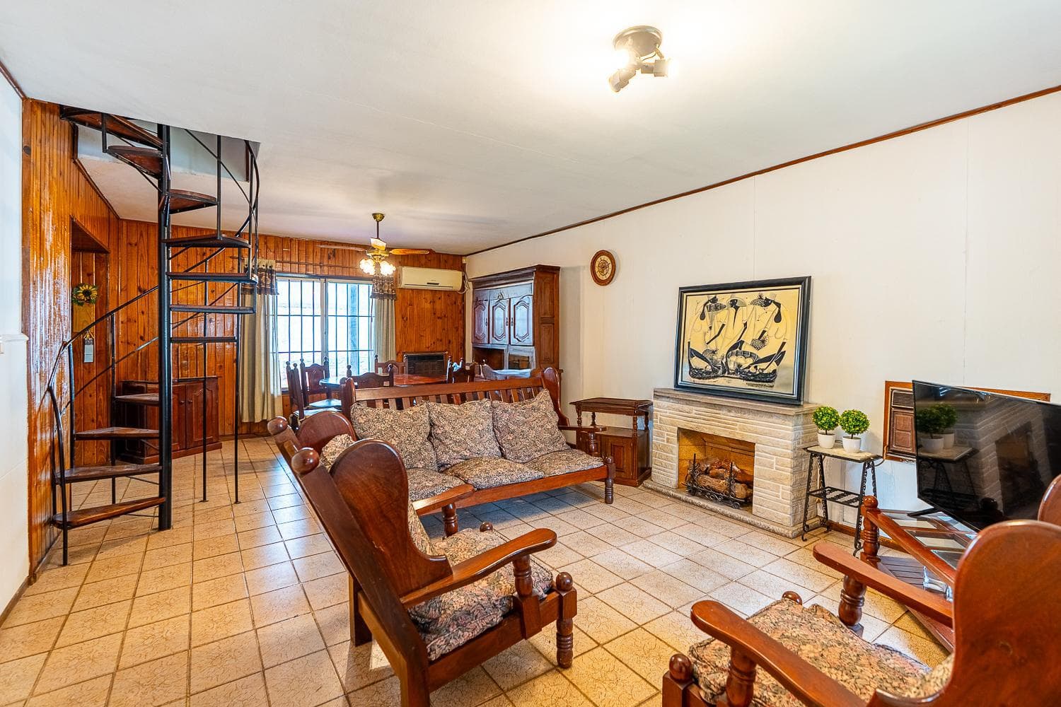 3-bedroom house for sale with a double garage and a green yard in Alberdi, Rosario.