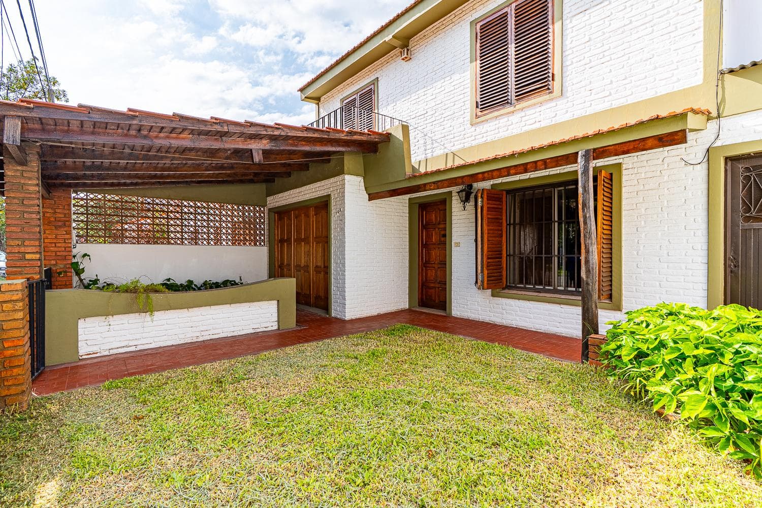 3-bedroom house for sale with a double garage and a green yard in Alberdi, Rosario.