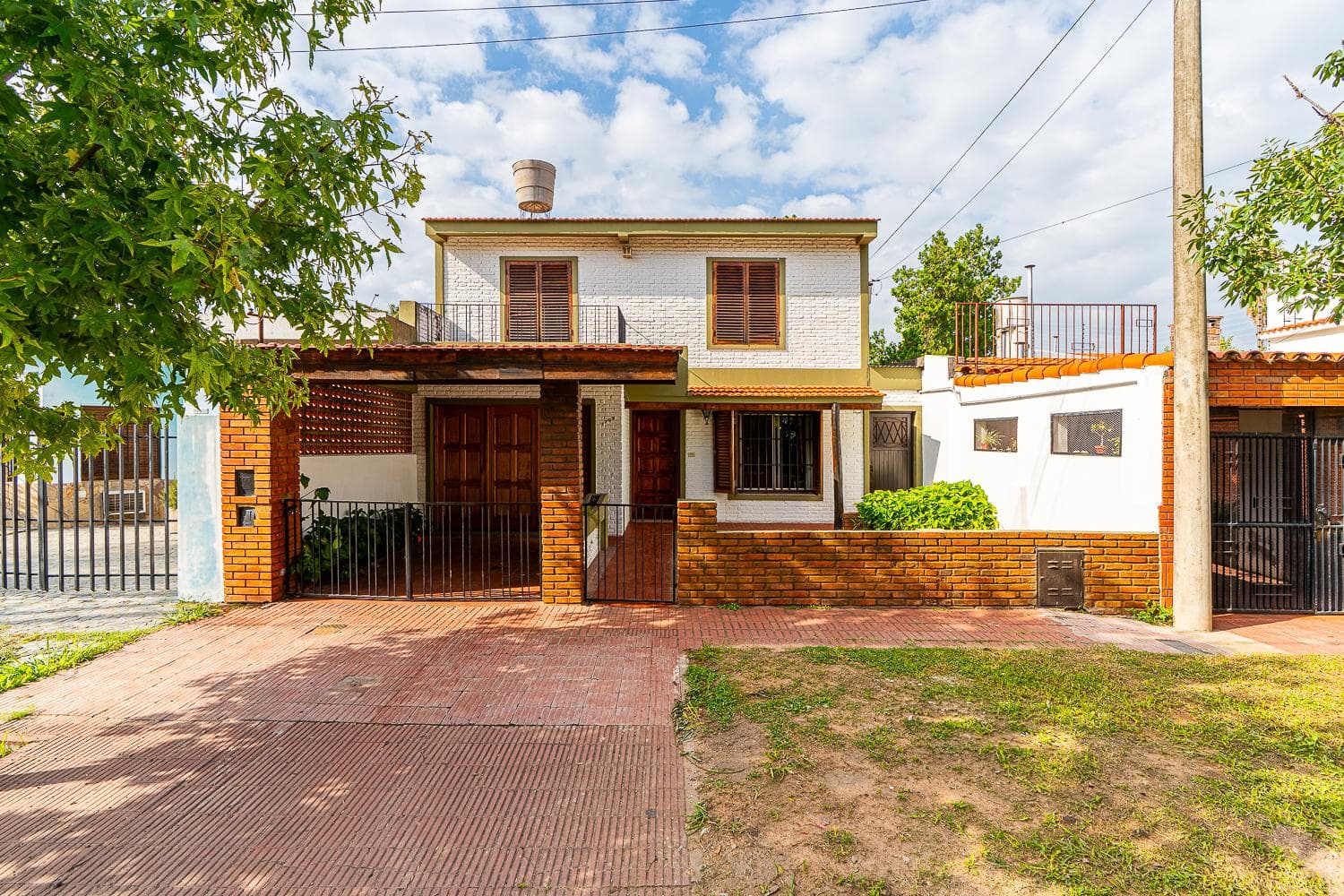 3-bedroom house for sale with a double garage and a green yard in Alberdi, Rosario.
