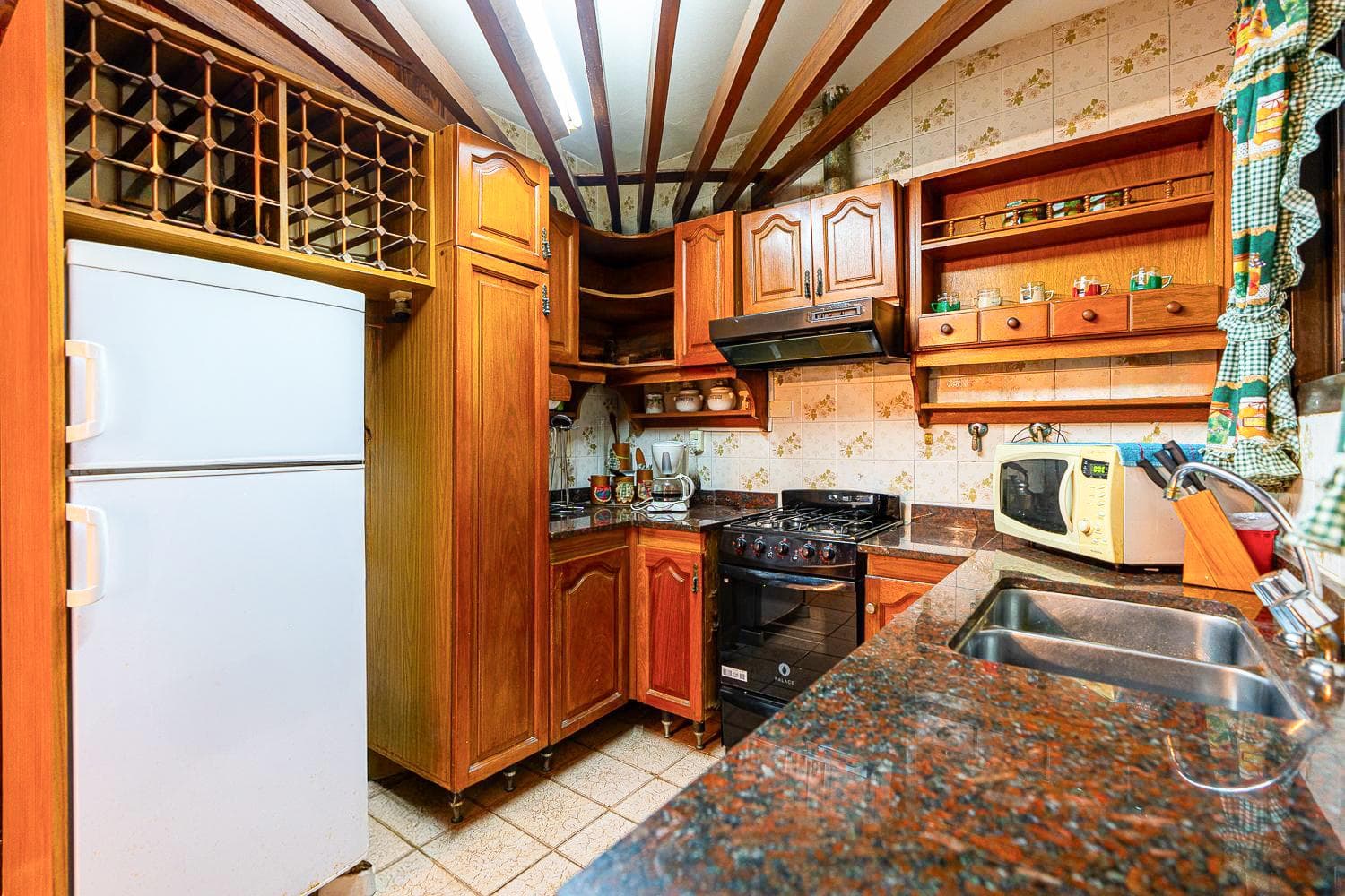 3-bedroom house for sale with a double garage and a green yard in Alberdi, Rosario.