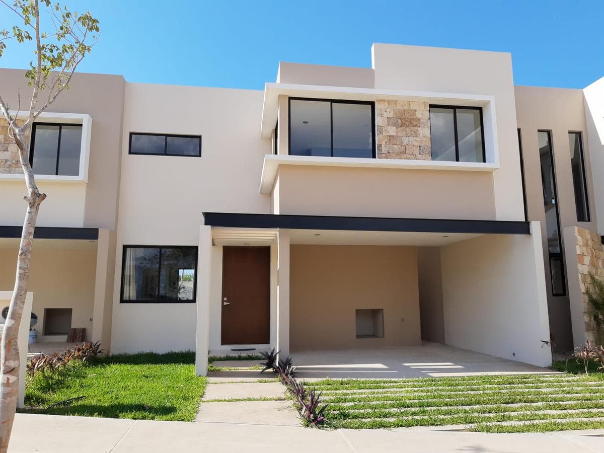 House for sale on a private street in Cholul with a double-height living room and dining room in Mérida, Yucatán.
