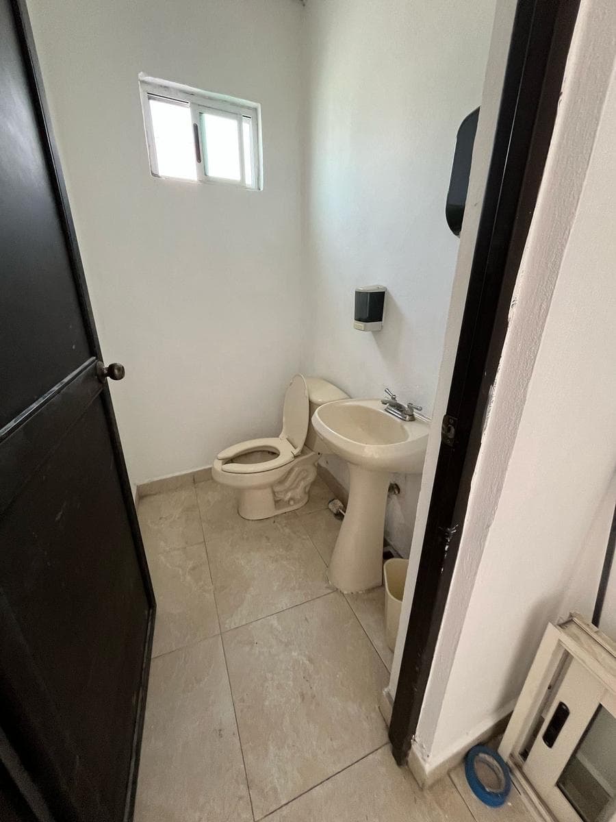 HOUSE FOR SALE FOR COMMERCIAL USE IN THE CHAPULTEPEC VALLEY IN GUADALUPE