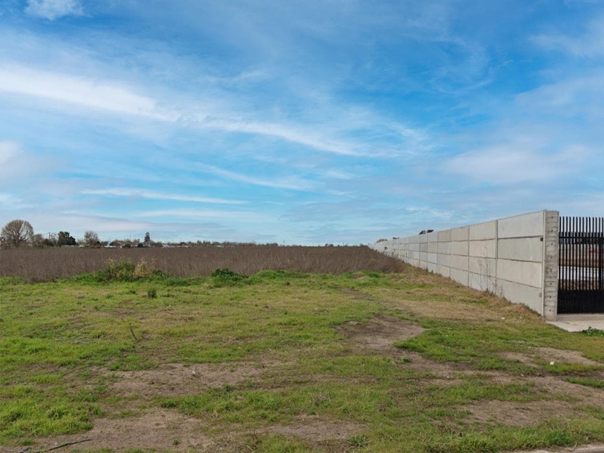 Lot on Av. Circunvalación - Colectora Juan Pablo II 4500, just a few meters from Uriburu
