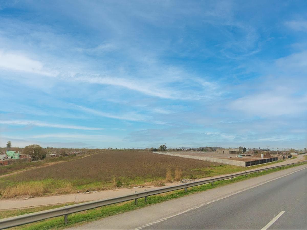 Lot on Av. Circunvalación - Colectora Juan Pablo II 4500, just a few meters from Uriburu