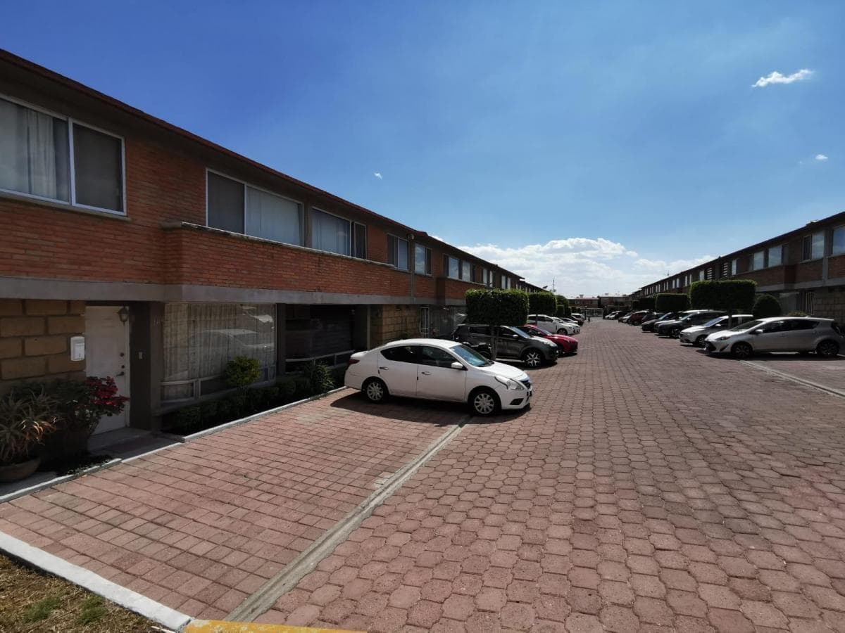 House in a condominium complex in Villas Fontana