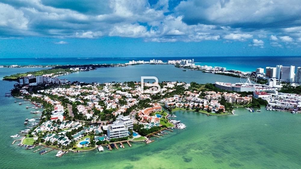 Isla Dorada: Furnished House for Rent with a Dock