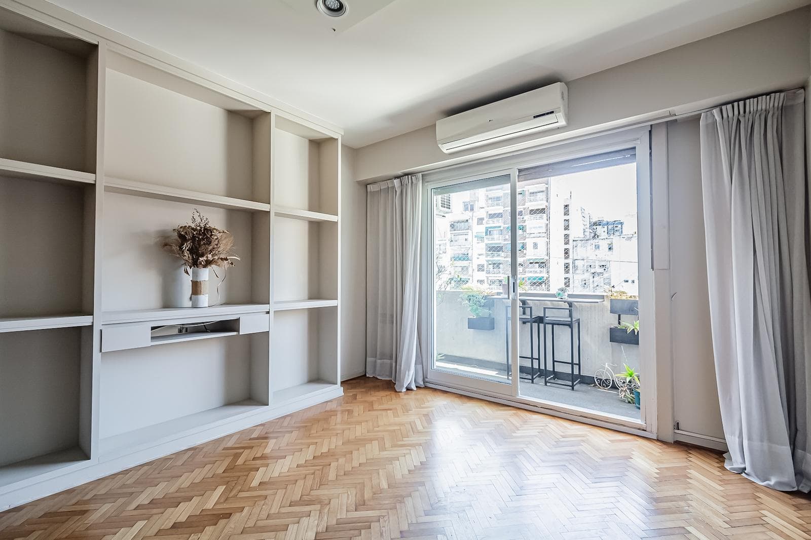 Spacious 5-room apartment—great floor plan—in Recoleta with a separate guest unit