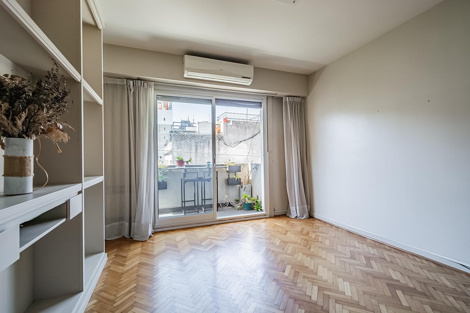 Spacious 5-room apartment—great floor plan—in Recoleta with a separate guest unit