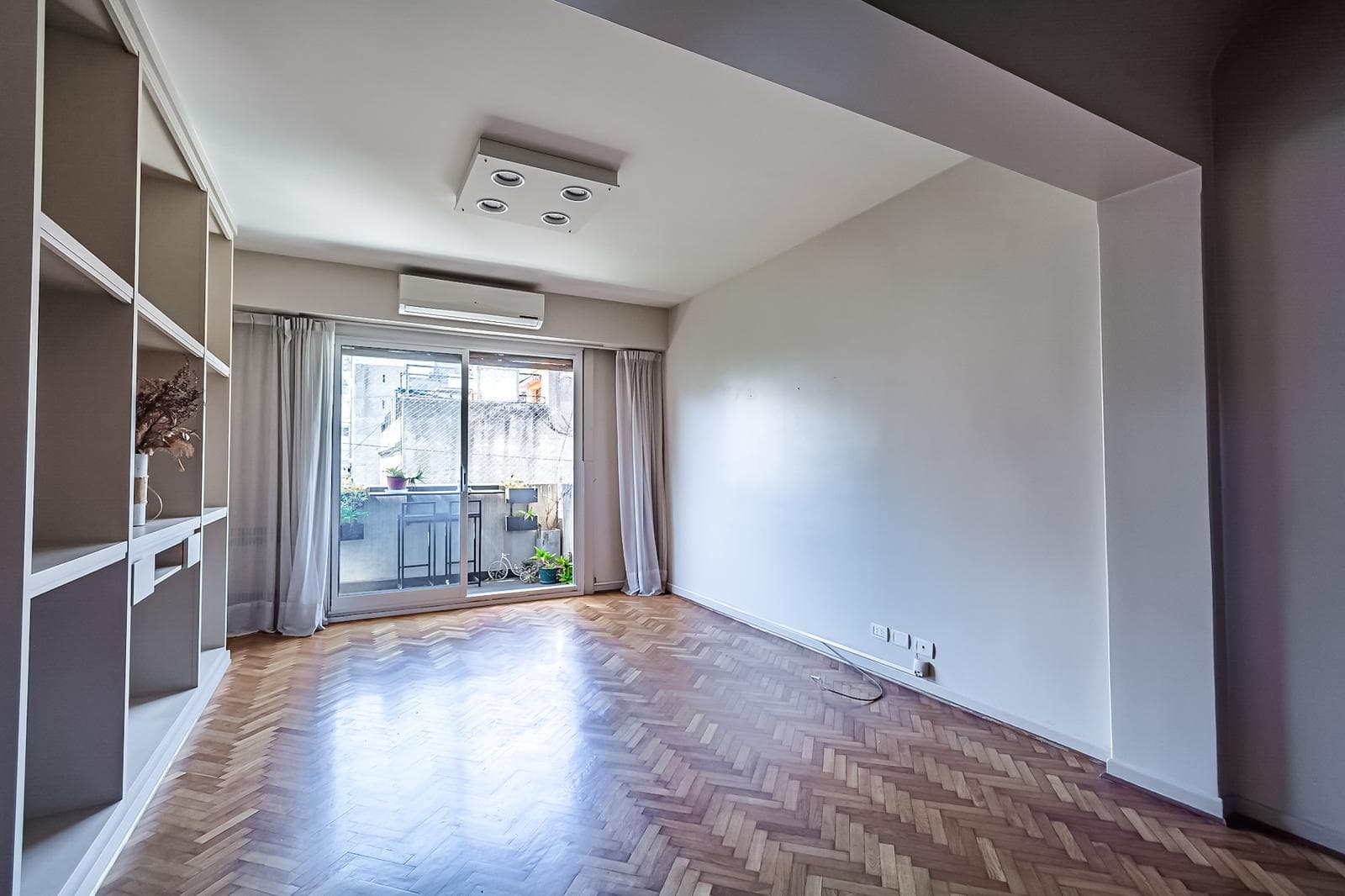Spacious 5-room apartment—great floor plan—in Recoleta with a separate guest unit