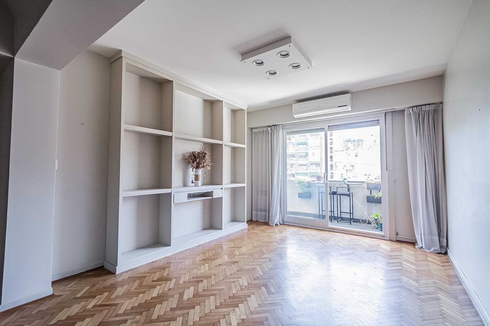 Spacious 5-room apartment—great floor plan—in Recoleta with a separate guest unit
