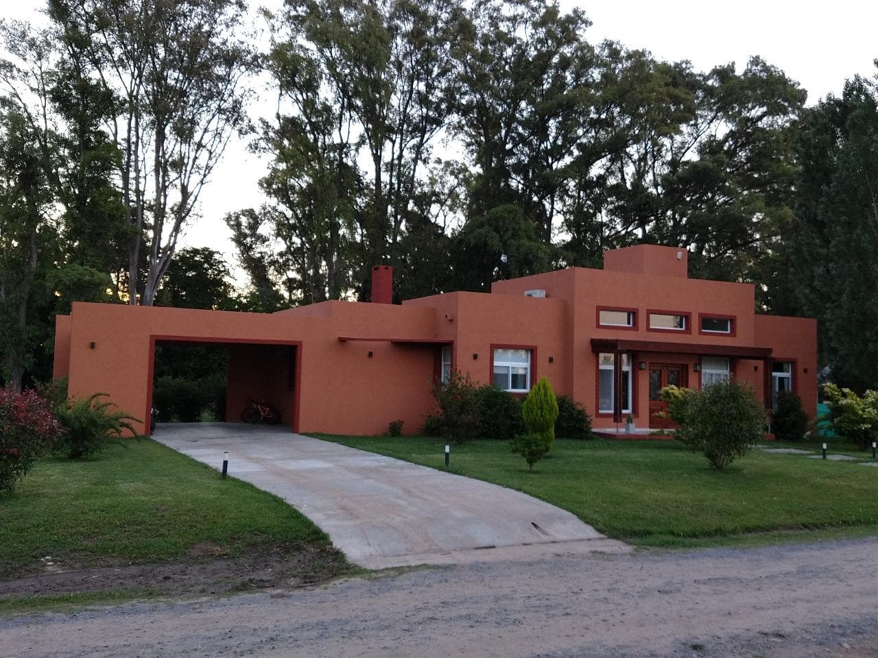 Casa 4 amb. - 253 m² Edif - Lote 2004 m² - CC Santa Irene