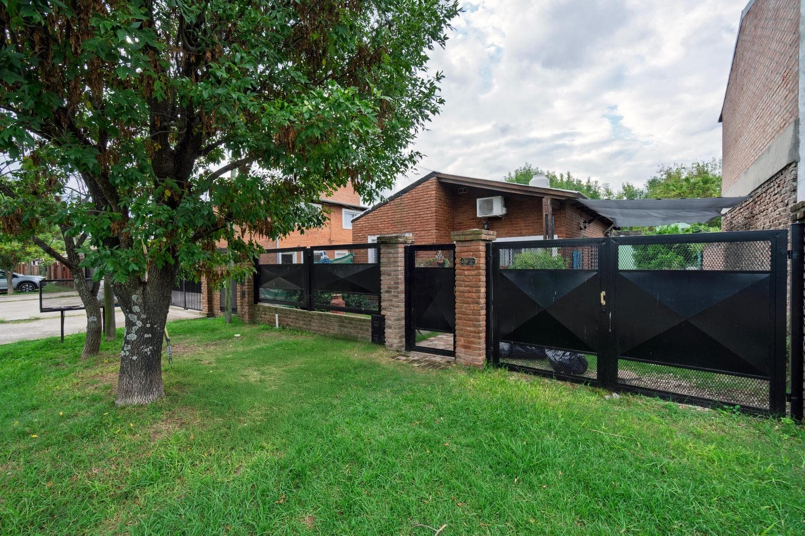 FOR SALE | TRADE - 2-bedroom house with driveway and green yard - Funes, Santa Fe.
