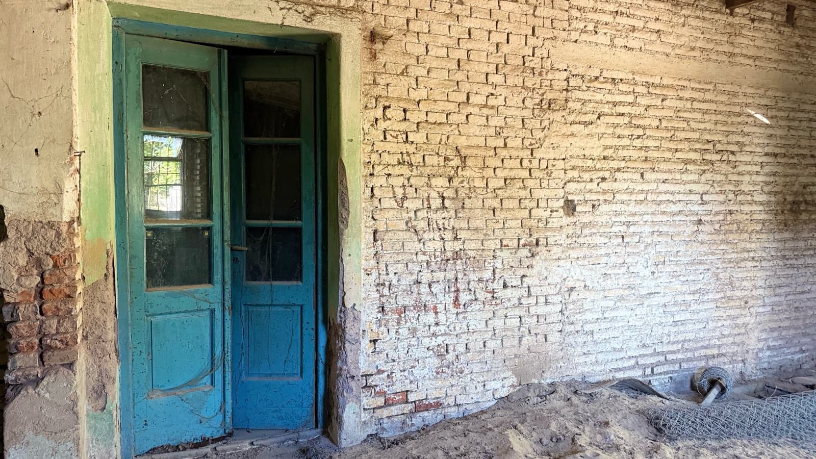 House for sale—full of character and ready to be renovated, with endless possibilities and all amenities!