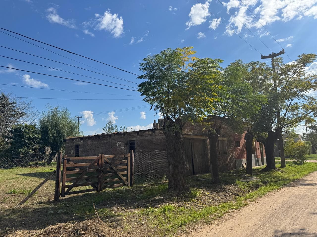 House for sale—full of character and ready to be renovated, with endless possibilities and all amenities!