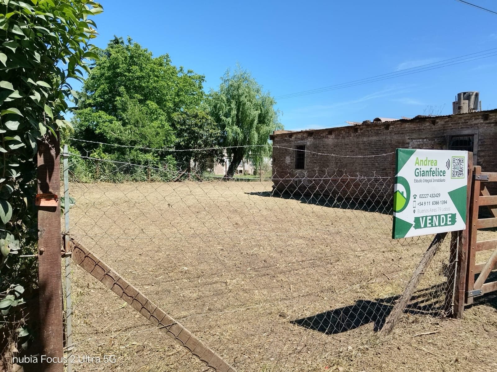 House for sale—full of character and ready to be renovated, with endless possibilities and all amenities!