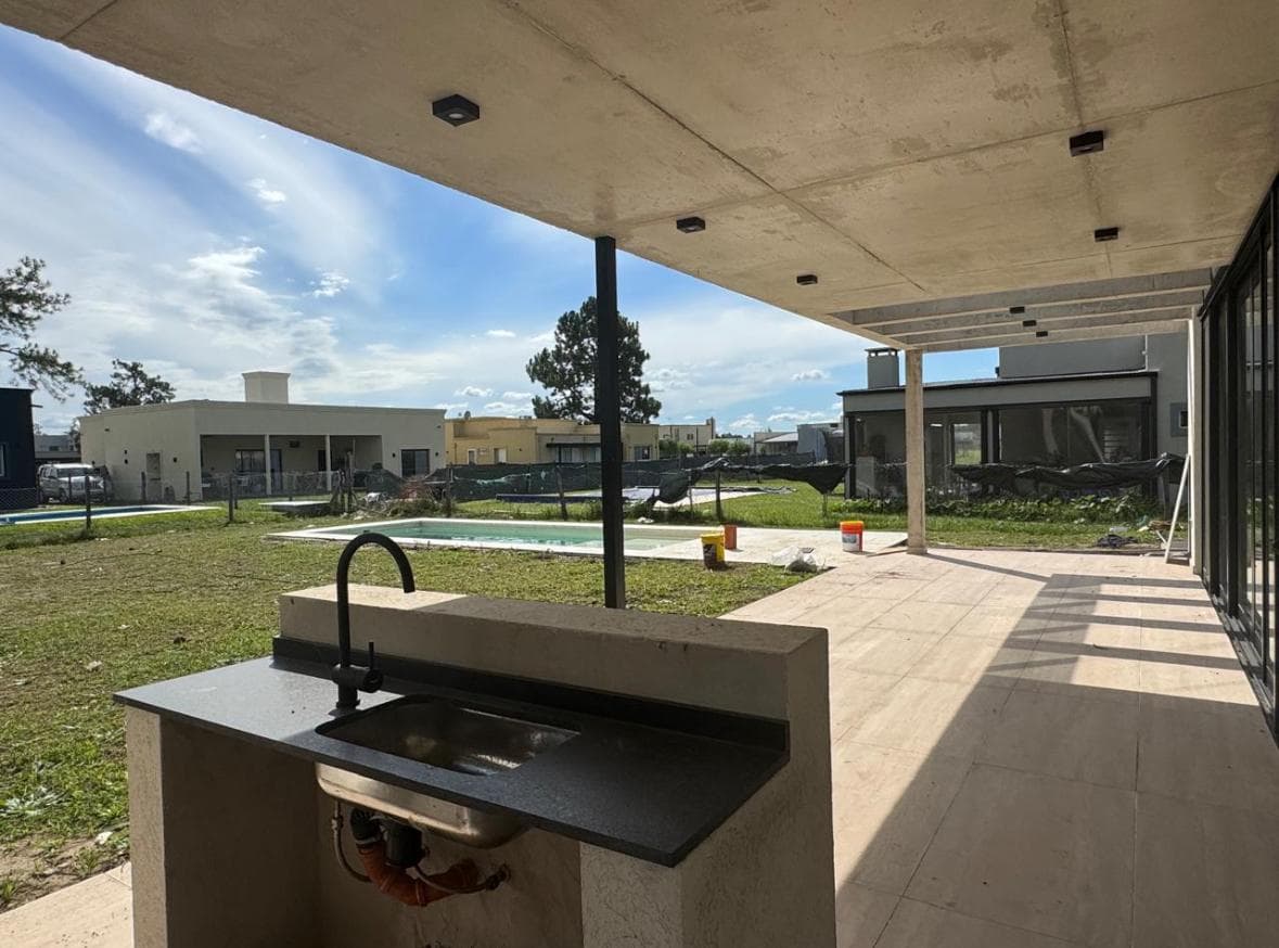 Modern-Style House for Sale - In El Ensueño