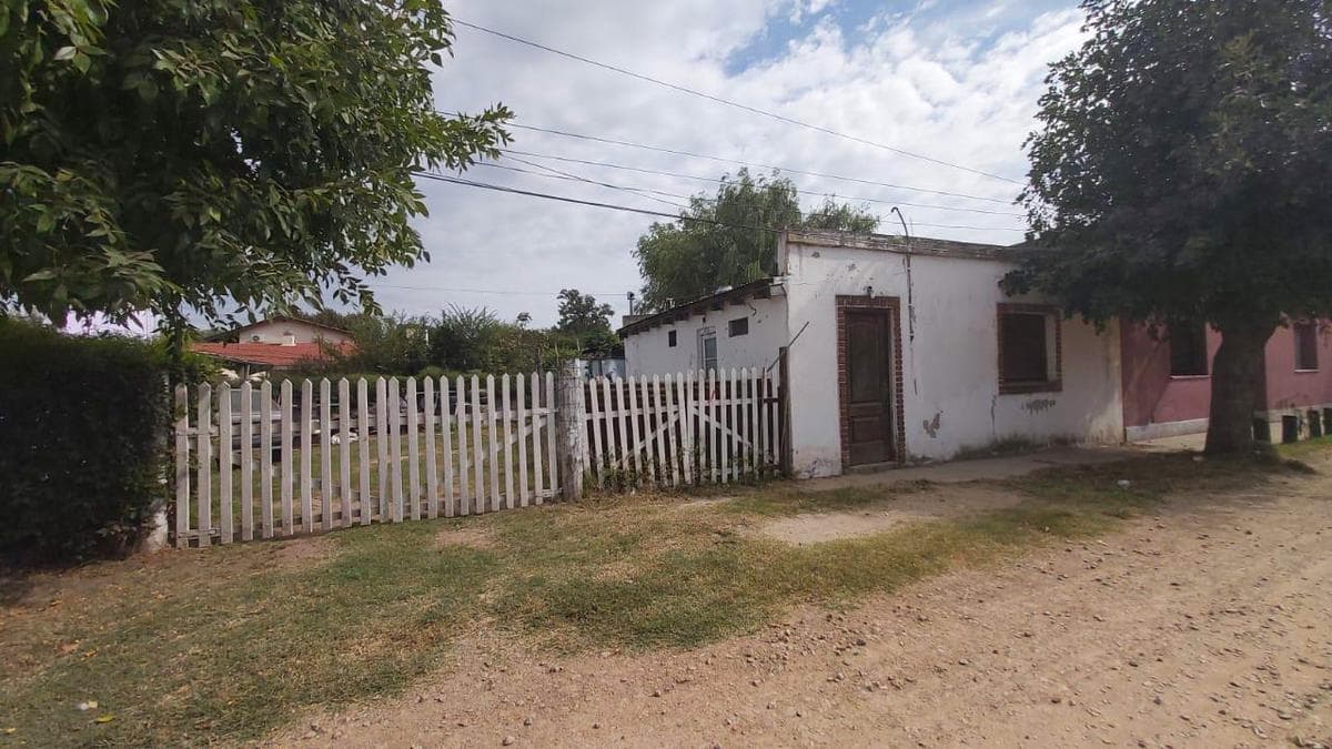 House—plus apartment and commercial space—in Salvador Maria, Lobos District
