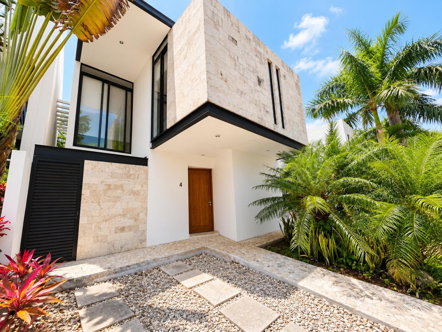 House for Sale with Marble Finishes in the Bosques de Bambú Residential Complex, Playa del Carmen