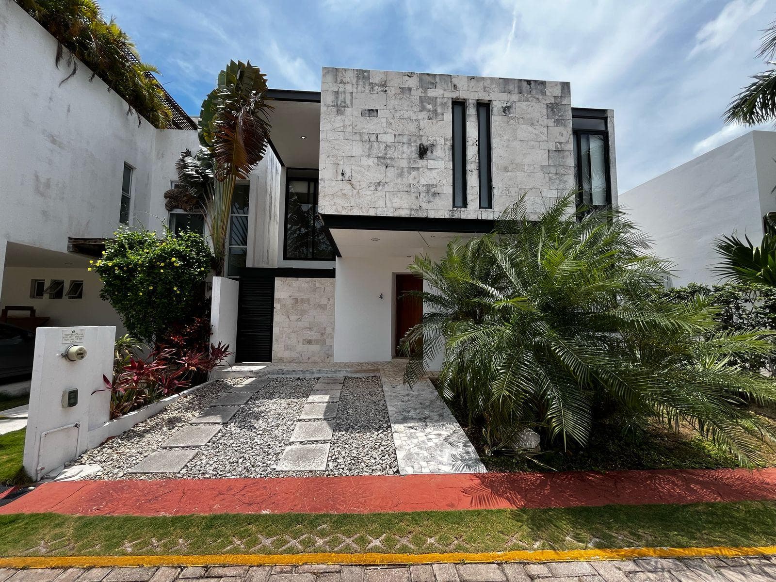 HOUSE FOR SALE WITH MARBLE FINISHES IN THE BOSQUES DE BAMBU RESIDENTIAL COMPLEX IN PLAYA DEL CARMEN