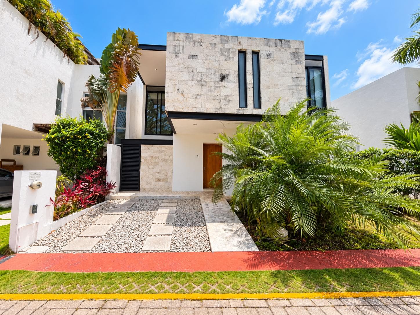 House for Sale with Marble Finishes in the Bosques de Bambú Residential Complex, Playa del Carmen