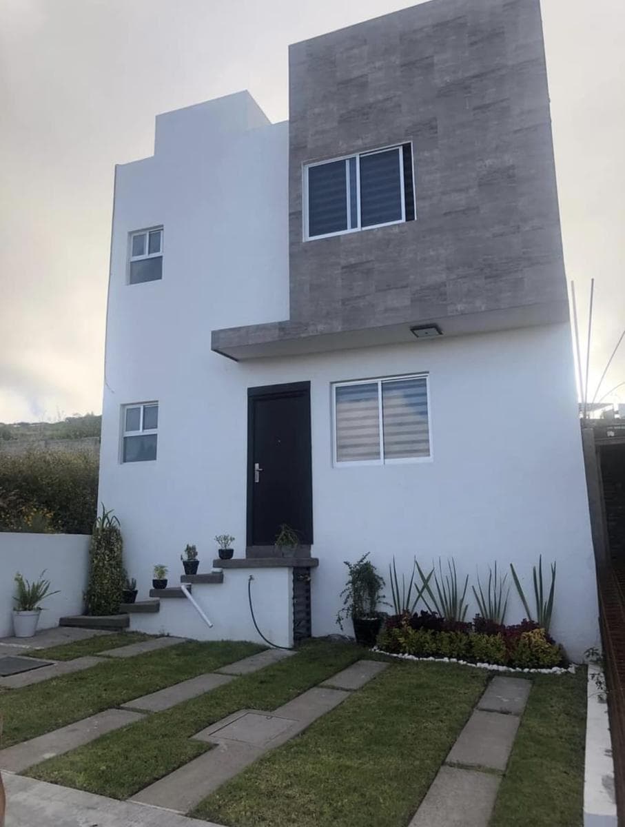 Casa en venta en El Condado con 3 recamaras, sala de tv y amplio jardín