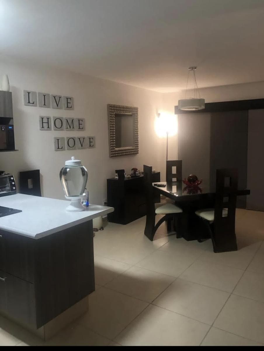 Casa en venta en El Condado con 3 recamaras, sala de tv y amplio jardín