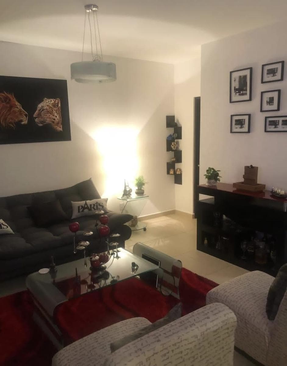 Casa en venta en El Condado con 3 recamaras, sala de tv y amplio jardín