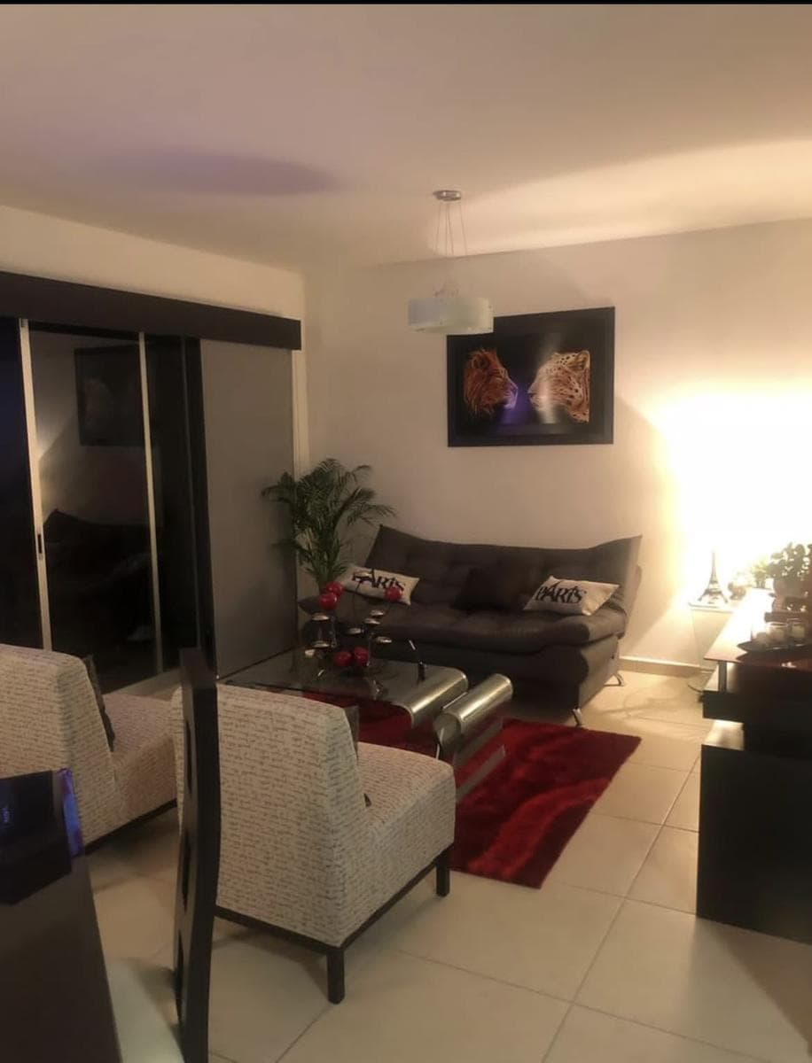 Casa en venta en El Condado con 3 recamaras, sala de tv y amplio jardín