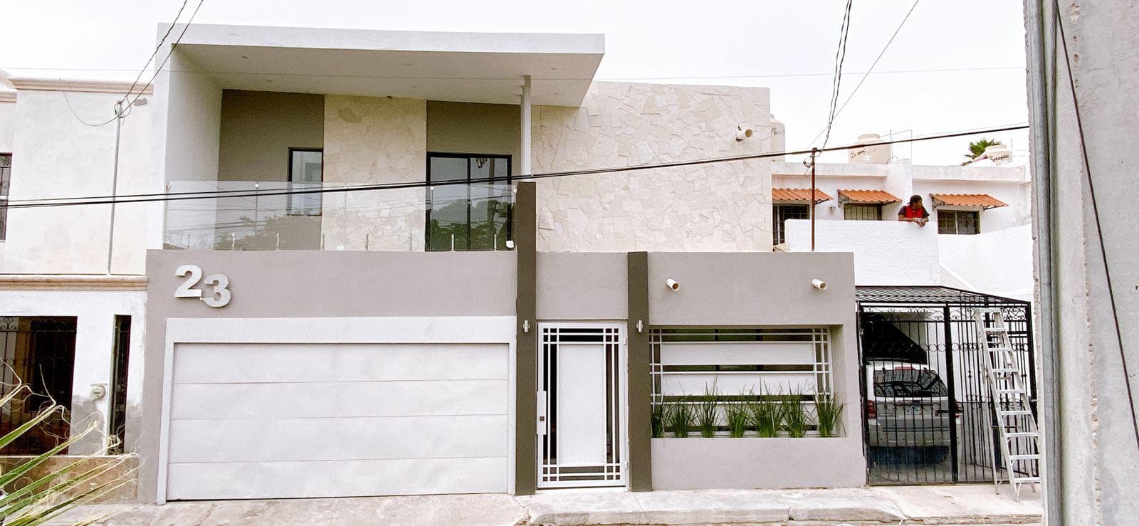 House for sale in the northern part of Colinas, one block from San José Hospital.
