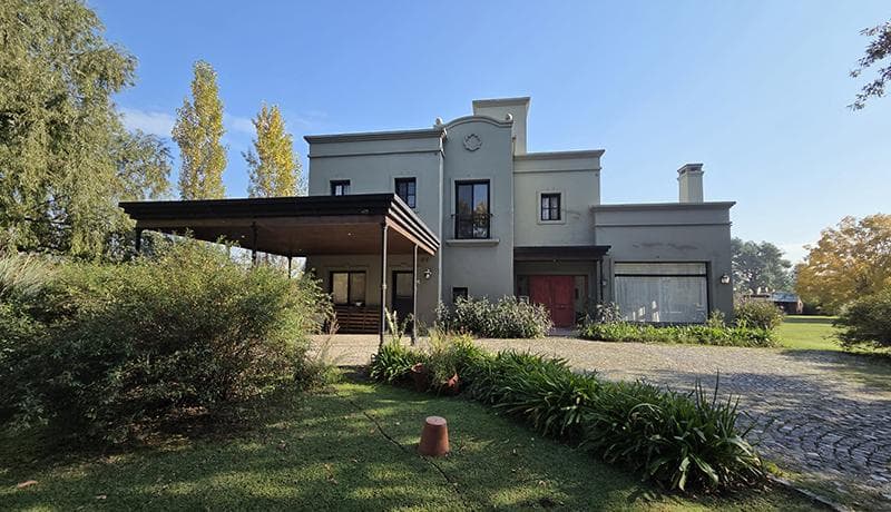 Country-Style House for Sale in Manzanares Pilar, San Francisco