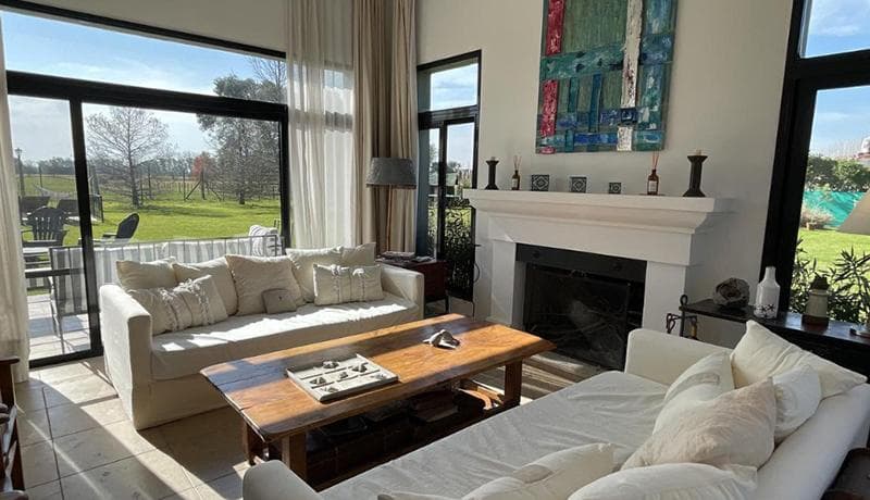 Country-Style House for Sale in Manzanares Pilar, San Francisco