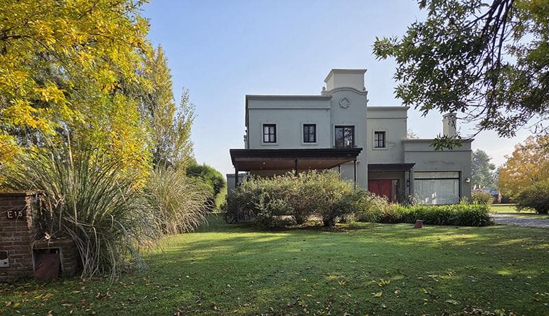 Country-Style House for Sale in Manzanares Pilar, San Francisco