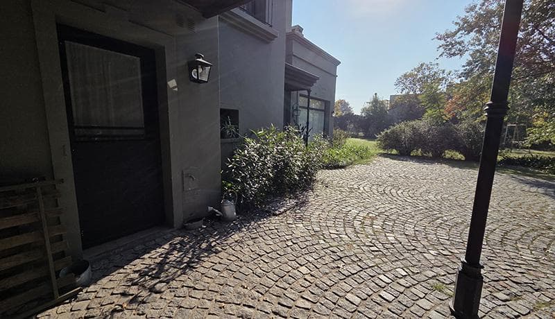 Country-Style House for Sale in Manzanares Pilar, San Francisco