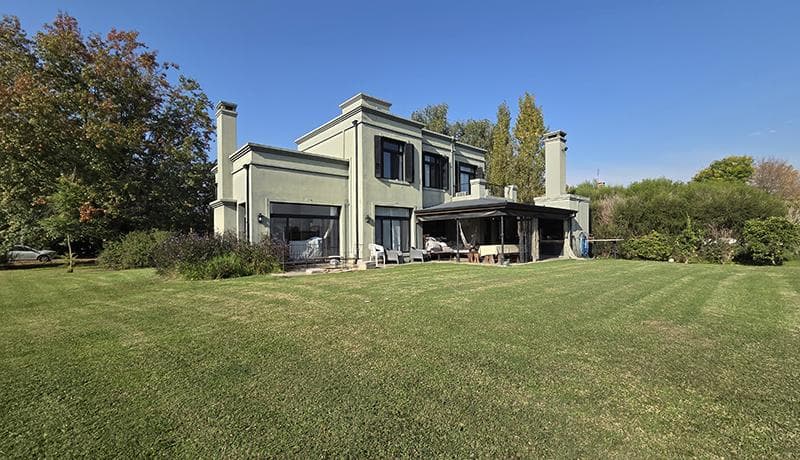 Country-Style House for Sale in Manzanares Pilar, San Francisco