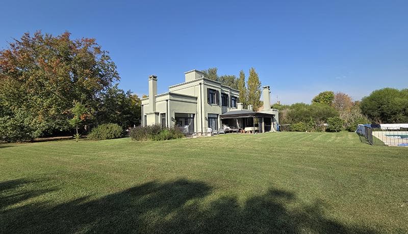 Country-Style House for Sale in Manzanares Pilar, San Francisco